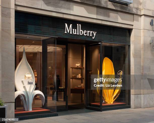 mulberry luxury accessories shop in central edinburgh, scotland - mulberry handtas stockfoto's en -beelden