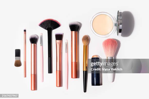 collection of beauty cosmetic products laid out on white color background - make-up brushes, face powder, highlighter. - paleta de maquillaje fotografías e imágenes de stock