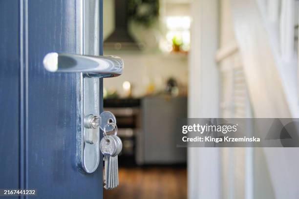 housing problem - hausschlüssel stock-fotos und bilder