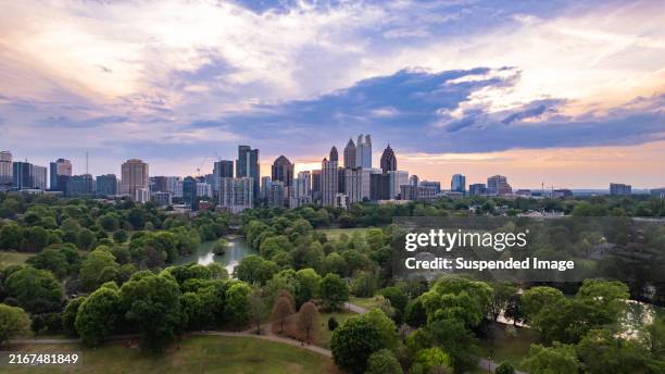 puesta de sol dramática sobre el horizonte de atlanta con parque en un hermoso día - atlanta fotografías e imágenes de stock