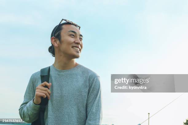 retrato de joven guapo confiado con cielo azul - encuadre cintura para arriba fotografías e imágenes de stock