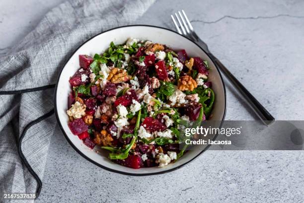 beetroot salad with feta, rocket and walnuts - preparación de alimentos fotografías e imágenes de stock