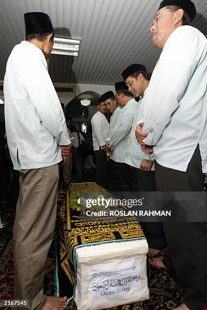 Singaporean Muslim man stand around the coffin of one of the Iranian twins sister, Laleh Bijani after a prayers at the Ba'Alwi Mosque in Singapore 09...