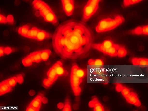 blurred close-up of a red traffic light's illumination in paris, france. natural bright colors. full frame 4:3. - rood stoplicht stoplicht stockfoto's en -beelden