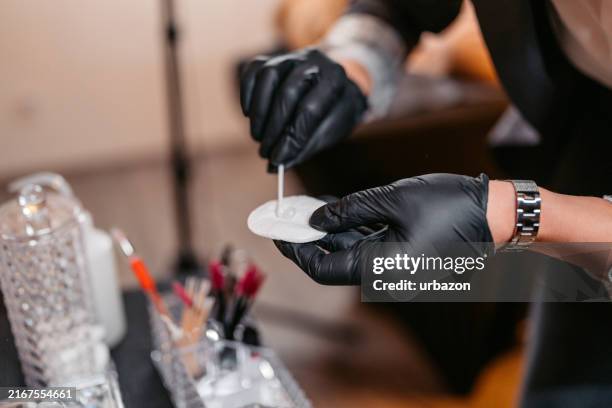 kosmetikerin bereitet tattoo-pigment in einem schönheitssalon vor - permanent make up stock-fotos und bilder