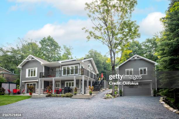 lussuosa proprietà in bianco e grigio e garage indipendente - casa in esposizione foto e immagini stock