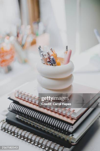 notepad stack with pencil container - desk organizer stock pictures, royalty-free photos & images