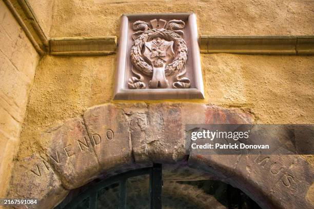 gateway to inner courtyard, riddle's court, edinburgh, scotland - latin script stock pictures, royalty-free photos & images