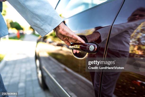 la mujer se sube al coche - cerradura fotografías e imágenes de stock