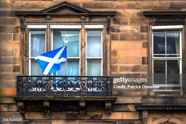 scottish flag, edinburgh, scotland - bandera escocesa fotografías e imágenes de stock