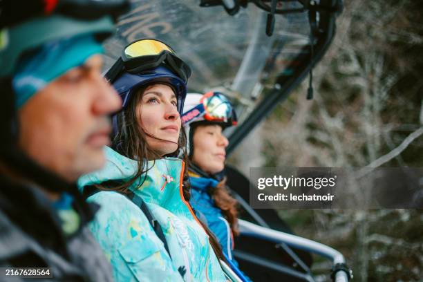 friends on a ski lift - esqui e snowboard imagens e fotografias de stock