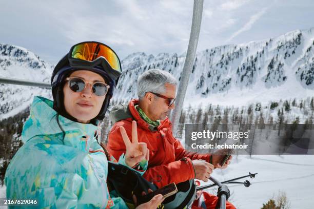 en el telesilla de los alpes - vacaciones en la nieve fotografías e imágenes de stock