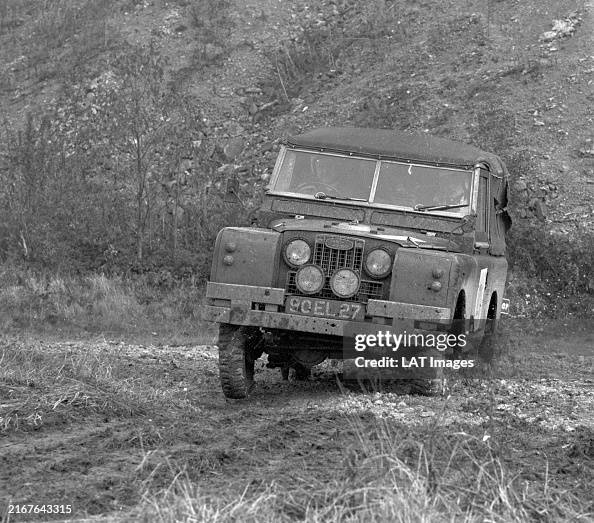 Vintage Rally Range Rover SWB Land Rover during the RAC Rally on November 15, 1968. News Photo ...