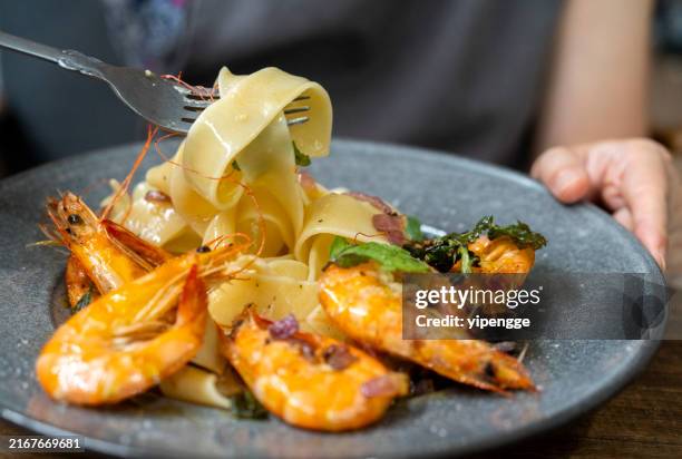 pasta di gamberi fatta in casa - pappardelle foto e immagini stock