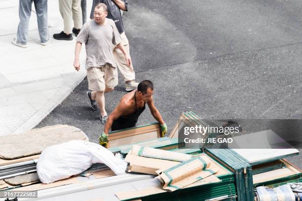 Loading/unloading Job 8,443 Construction Unloading Stock Photos, High-Res Pictures, and ...