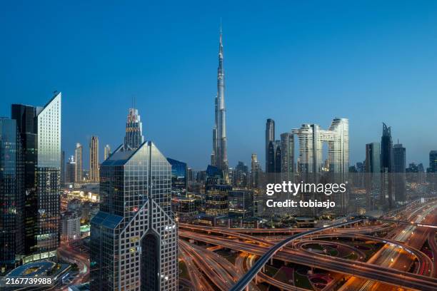dubai at night - emirados árabes unidos imagens e fotografias de stock
