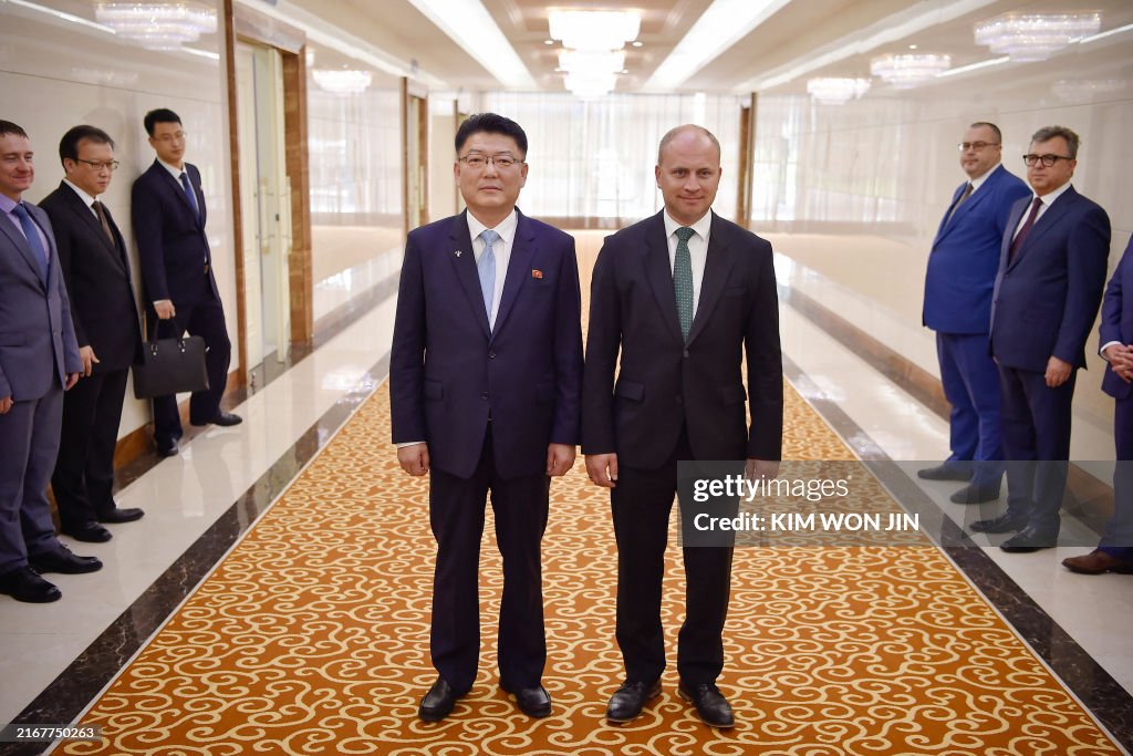 TOPSHOT-NKOREA-RUSSIA-DIPLOMACY