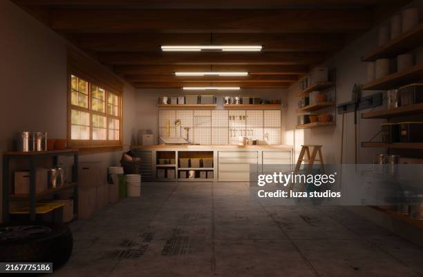 à l’intérieur d’un garage au soleil de l’après-midi - établi photos et images de collection