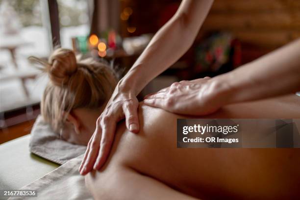 close-upof woman receiving a shoulder massage at a spa - medicina alternativa foto e immagini stock