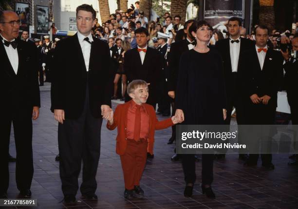 Le réalisateur américain David Lynch, l'acteur Michael J. Anderson et la compagne de David Lynch : Mary Sweeney lors du Festival de Cannes, le 17 Mai...