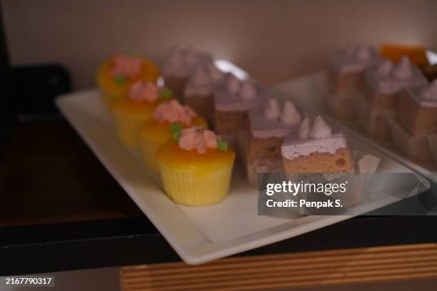 mini cake - verführung stock-fotos und bilder