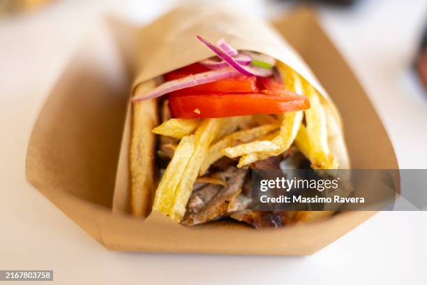pita gyros - gyros stock-fotos und bilder