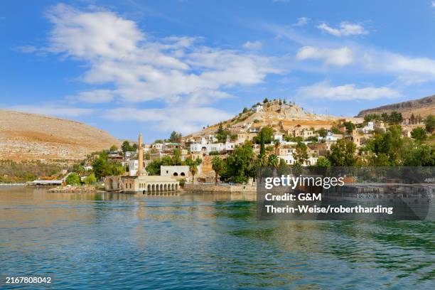 partly submerged mosque of eski halfeti due to the construction of the birecik dam on the euphrates river, old halfeti, turkey, asia minor, asia - rio eufrates imagens e fotografias de stock