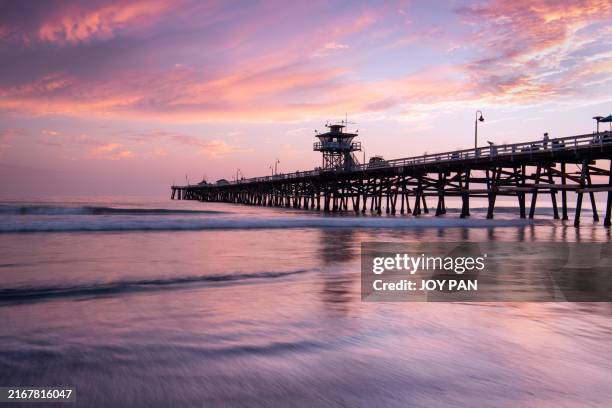 pôr do sol sobre o cais de san clemente, ca - condado-de-orange-california - fotografias e filmes do acervo