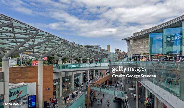 vorausschauendes einkaufen in liverpool - high street stock-fotos und bilder
