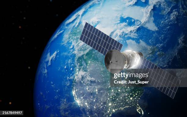 satellite dans la station spatiale en orbite autour de la terre - en orbite autour photos et images de collection