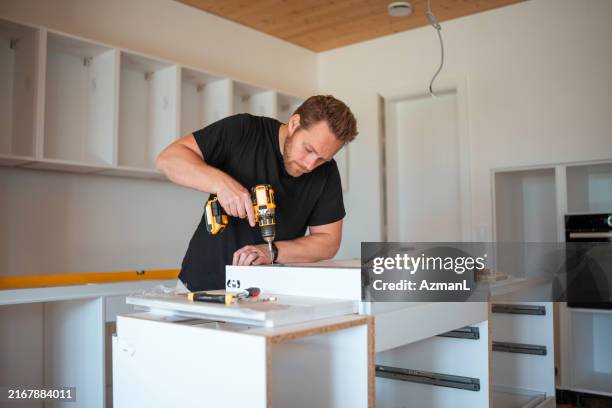 zimmermanns-know-how in aktion - handwerker stock-fotos und bilder