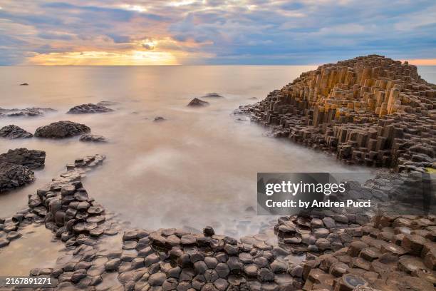 giant’s causeway, antrim coast, northern ireland, united kingdom - dammstraße stock-fotos und bilder