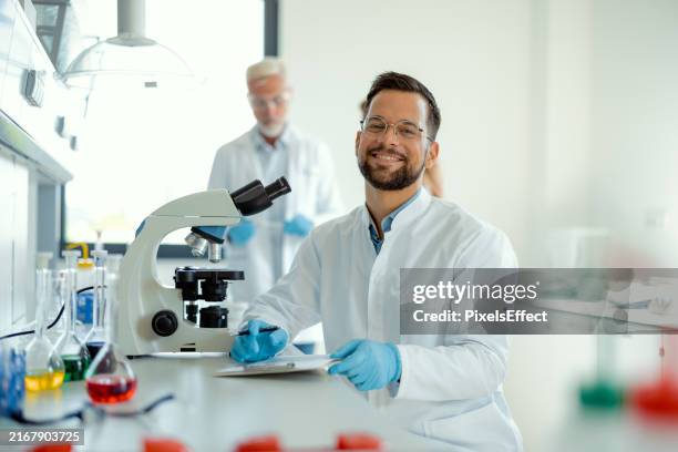 he’s an important part of the scientific lab - wetenschappelijk onderzoek stockfoto's en -beelden