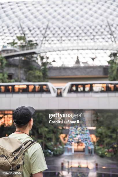 tourists in large shopping malls. - changi airport stock pictures, royalty-free photos & images