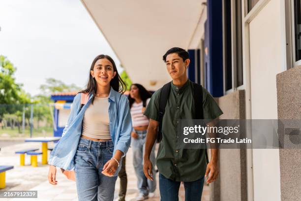 estudiantes adolescentes caminando por la escuela - escuela secundaria fotografías e imágenes de stock