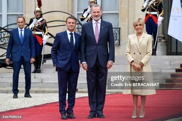 Le président de la république Emmanuel Macron et son épouse Brigitte Macron accueillent le roi d'Espagne Felipe VI au Palais de l'Elysée le 26...