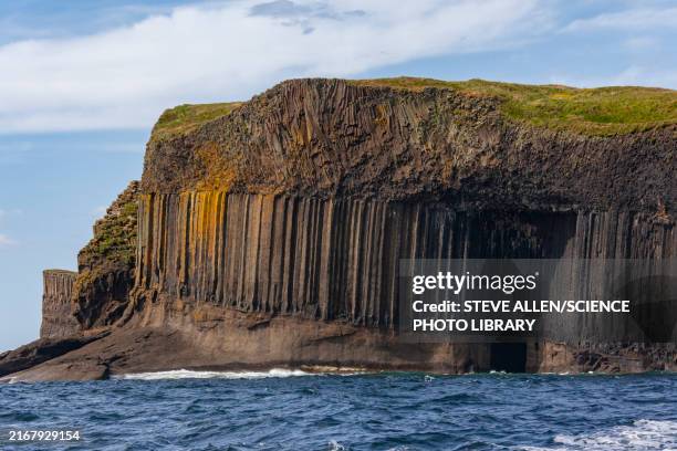 fingal's cave, staffa, scotland - fingal's cave photos et images de collection