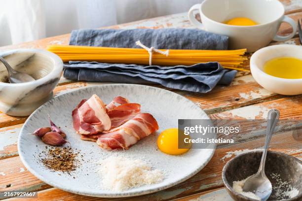 ingredients for carbonara pasta, italian cuisine - salsa carbonara fotografías e imágenes de stock