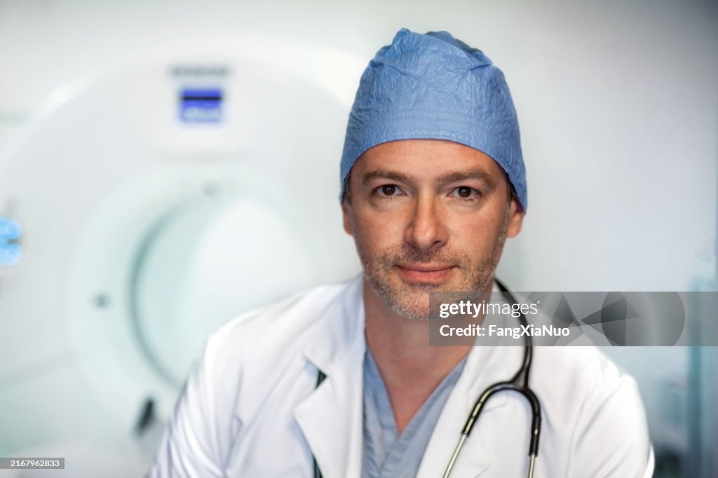 Porträt eines reifen Mannes, lächelnder Arzt, Chirurg, Krankenschwester in medizinischer Klinik mit MRT-Gerät