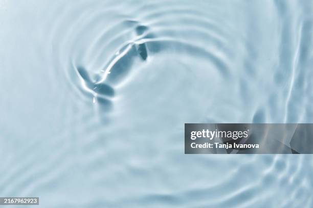 light blue transparent clear water surface texture with ripples, waves in sunlight and light reflections - ondulado descrição física imagens e fotografias de stock