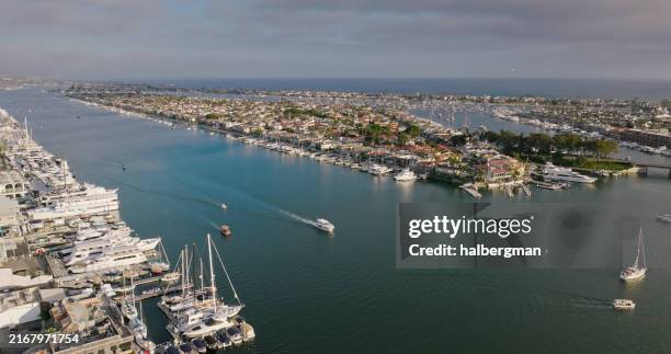 luftaufnahme von booten, die lido isle in newport beach, ca passieren - newport beach stock-fotos und bilder