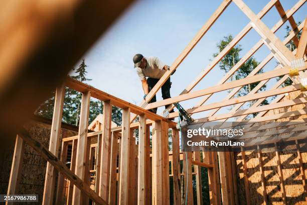 equipo de construcción colocando la estructura de la nueva casa - estructura de edificio fotografías e imágenes de stock