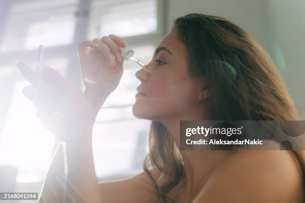 performing my skincare routine - pipeta imagens e fotografias de stock