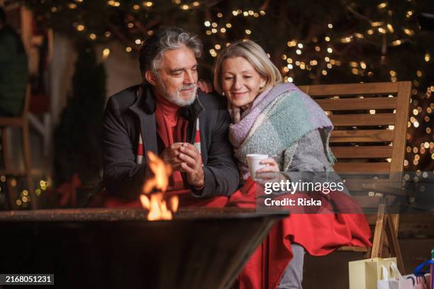 couple heureux profitant d’une agréable nuit d’hiver au coin du feu - date night romance photos et images de collection