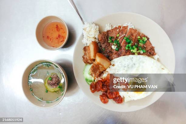 com tam or broken rice in central vietnam - stylisme culinaire photos et images de collection