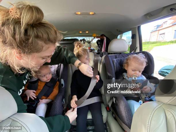 junge familie packt und macht sich auf den weg zum roadtrip - familie mit drei kindern stock-fotos und bilder