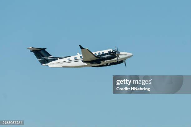 avión turbohélice hawker beechcraft b300 en vuelo en cielo azul - aviacion fotografías e imágenes de stock