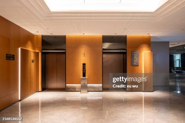 an empty corridor and elevator room - fahrstuhl stock-fotos und bilder