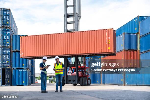 workers are having a discussion about cargo containers - contentor de carga imagens e fotografias de stock
