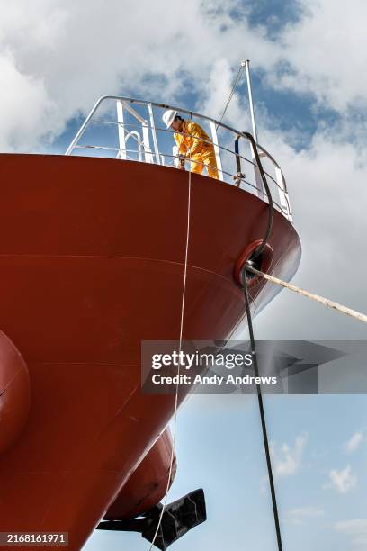 ship worker helping to moor a ship - men docking photos stock pictures, royalty-free photos & images